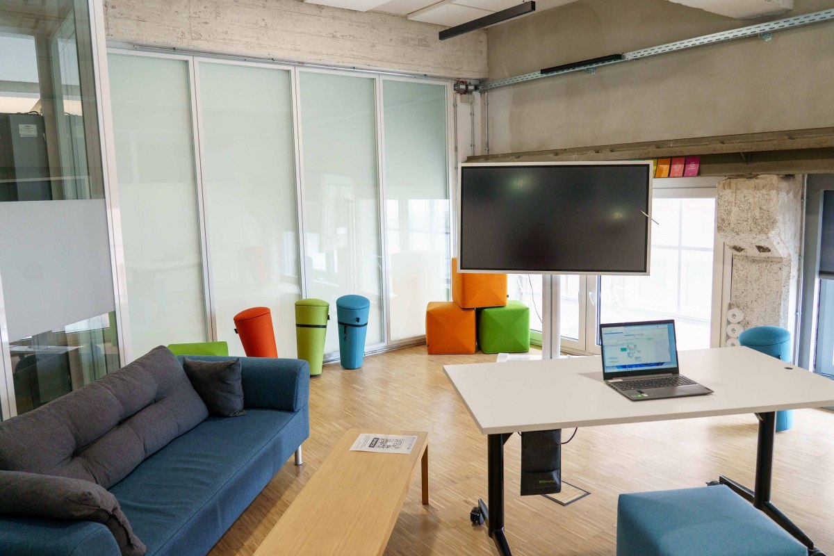 Seminarraum im InnovationPort Wismar mit Bildschirm, Laptop und Sitzecke // © InnovationPort Wismar Seminarraum im InnovationPort Wismar mit Bildschirm, Laptop und Sitzecke // © InnovationPort Wismar