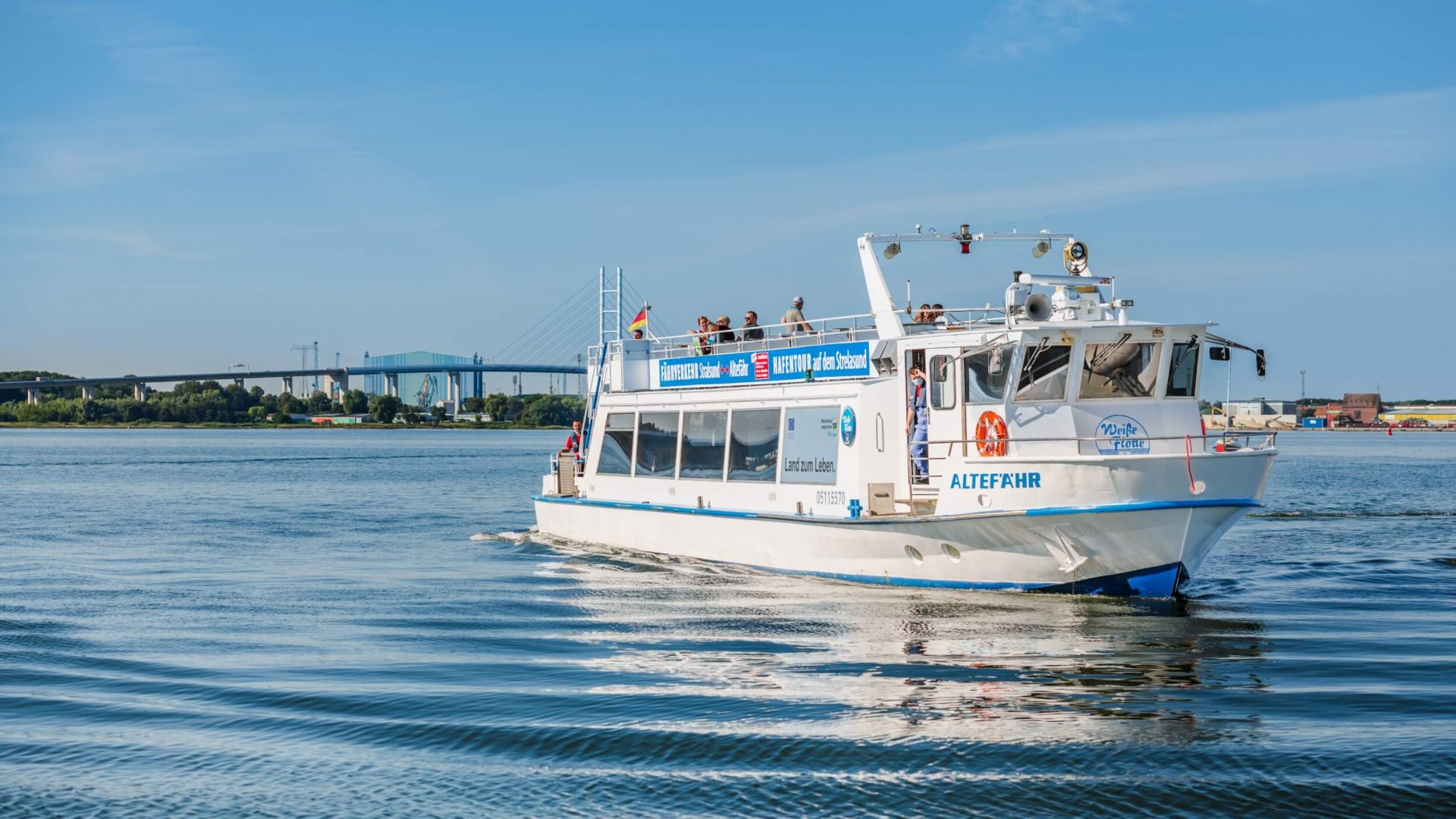 Die Anreise per Fähre über den Strelasund bringt Besucher in schönste Entdeckerlaune. // © MV-T/Tiemann Die Anreise per Fähre über den Strelasund bringt Besucher in schönste Entdeckerlaune. // © MV-T/Tiemann