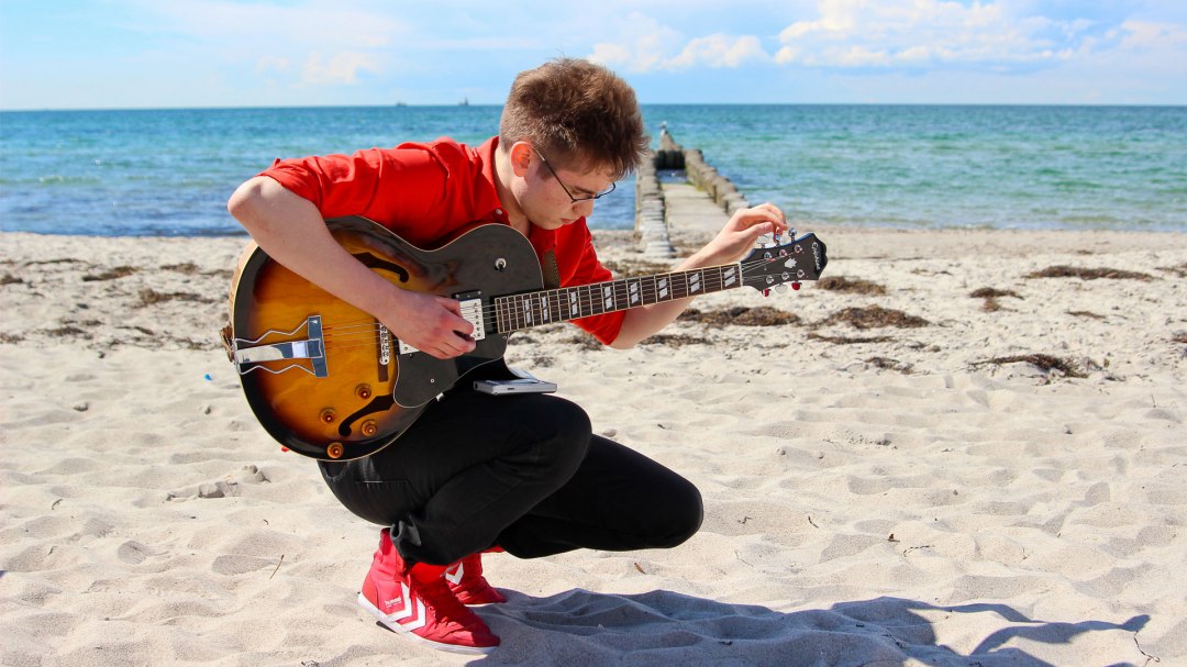 Lukas Natschinski am Strand von Ahrenshoop, © Felix Natschinski Lukas Natschinski am Strand von Ahrenshoop, © Felix Natschinski
