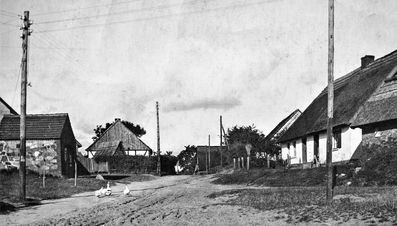 Wanderung durch die Geschichte Loddins mit Herrn Altmann, &copy; Loddin_Kreisverkehr.jpg