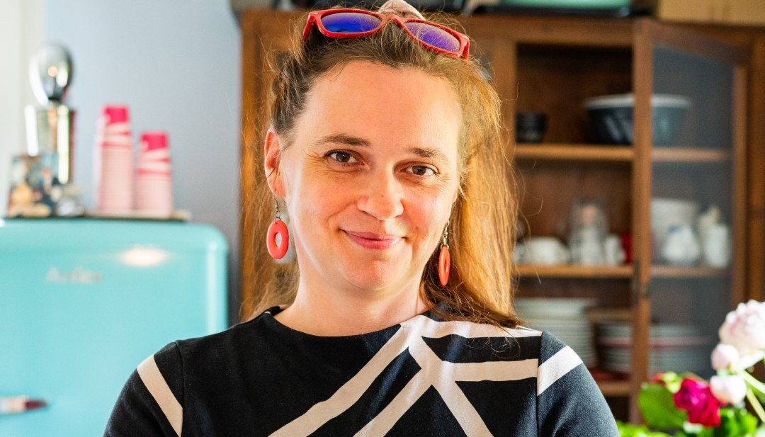 Der runde Napfkuchen ist Claudia Drosserts Spezialität. Jeden Tag backt sie mindestens zwei Stück für ihr Galeriecafé auf der Insel Poel., © TMV/Tiemann Portrait - Der runde Napfkuchen ist Claudia Drosserts Spezialität. Jeden Tag backt sie mindestens zwei Stück für ihr Galeriecafé auf der Insel Poel.