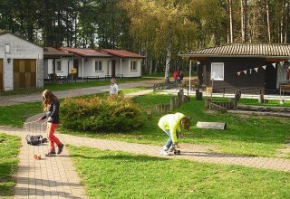 Spielende Kinder vor den Bungalows, &copy; Herberge an der Hertesburg/Christa L&uuml;der
