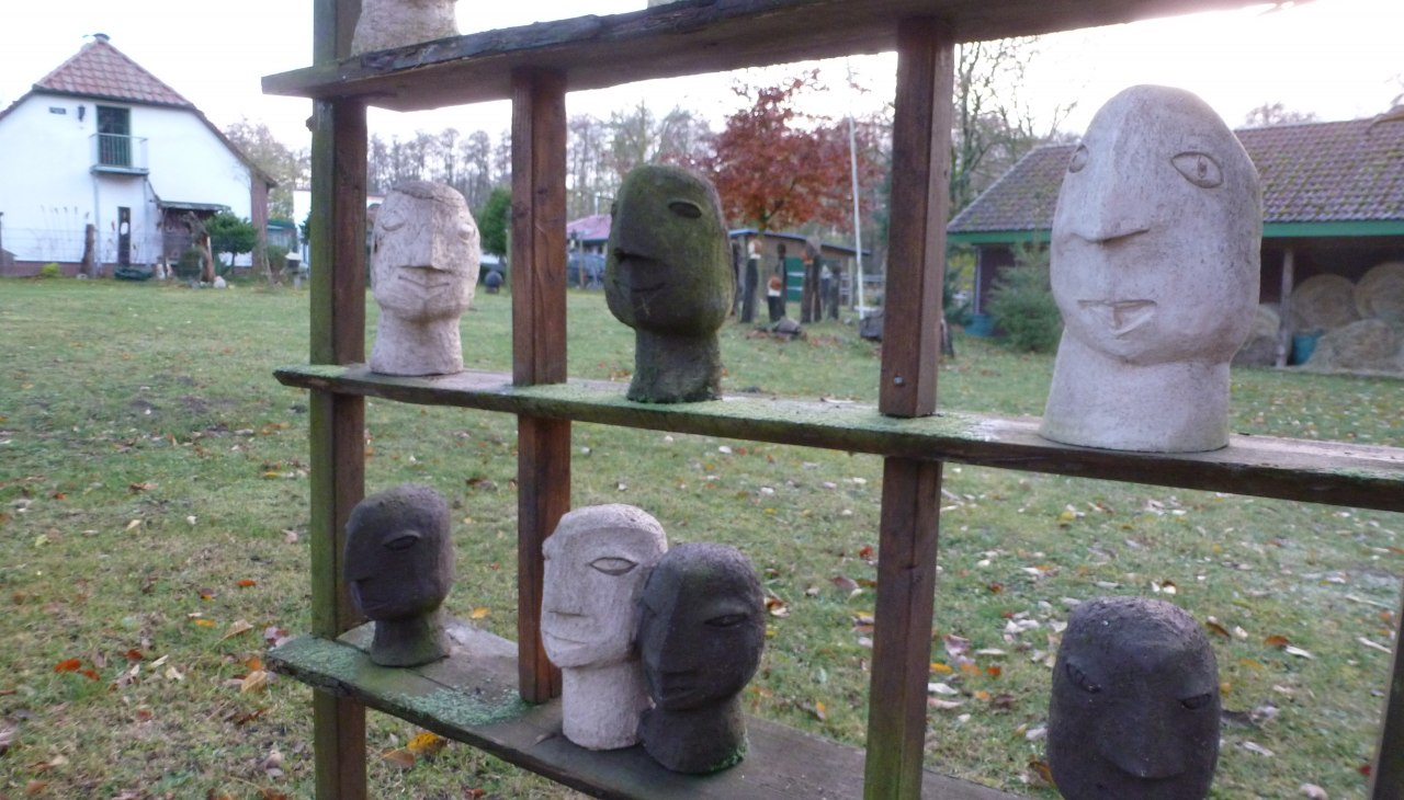 Skulpturen im Ateliergarten G&uuml;thoff, &copy; Gerhard G&uuml;thoff