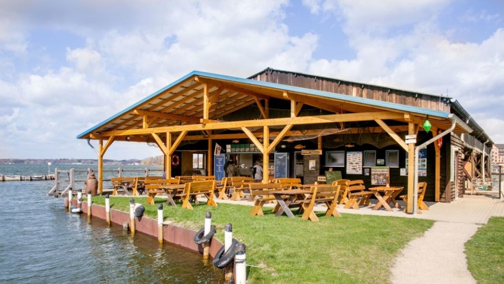 Geniet van het uitzicht op de Müritz en het oude centrum van Waren vanaf de Fischerhof, © Müritzfischer