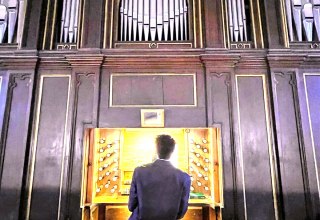Jason an einer Orgel // © Britta Flödl Jason an einer Orgel // © Britta Flödl
