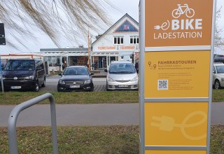 E-Bike Ladestation Ribnitz-Damgarten am Hafen // © Sabine Maus E-Bike Ladestation Ribnitz-Damgarten am Hafen // © Sabine Maus