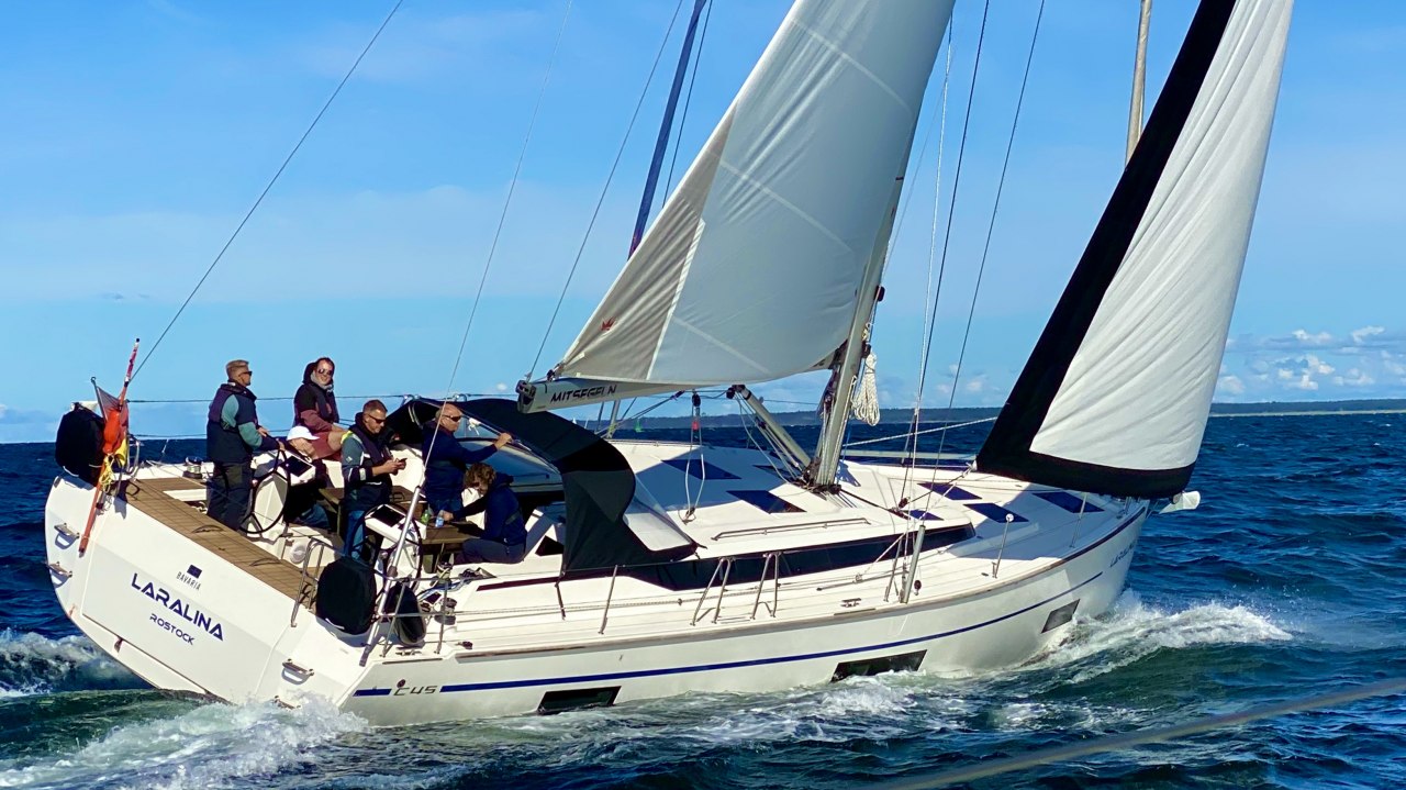 Mit Sitz im Rostocker Stadthafen organisiert sailingforyou exklusiven Segeltörns für Privatpersonen und Unternehmen auf der Ostsee // © Jan Möller Mit Sitz im Rostocker Stadthafen organisiert sailingforyou exklusiven Segeltörns für Privatpersonen und Unternehmen auf der Ostsee // © Jan Möller