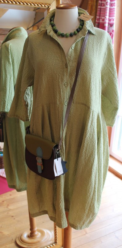 Zauberhafte Stoffe aus Seide, Leinen, Hanf hier mit Unikat Ledertasche, &copy; S.Fischer-Gei&szlig;ler