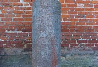 der Sühnestein nahe der äußeren Chorwand der Sankt-Jacob-Kirche Gingst // © Archäo Tour Rügen der Sühnestein nahe der äußeren Chorwand der Sankt-Jacob-Kirche Gingst // © Archäo Tour Rügen