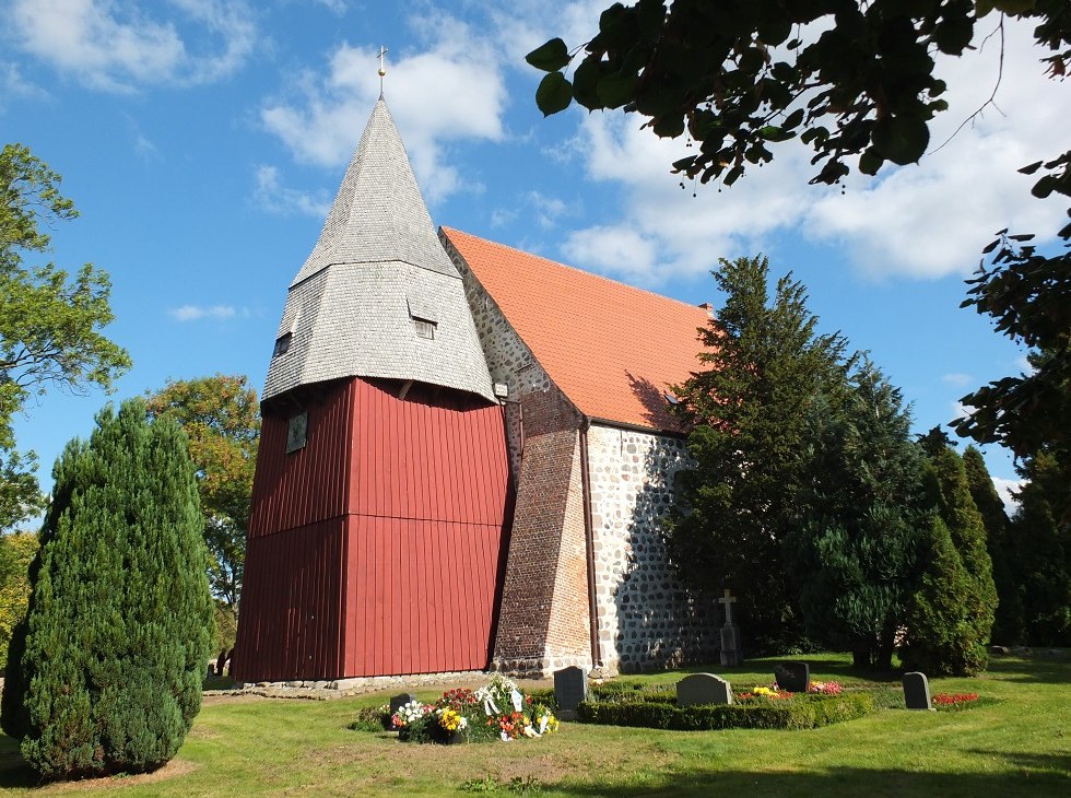 Seitenansicht der Tribohmer Feldsteinkirche von Süden, © Martin Hagemann Seitenansicht der Tribohmer Feldsteinkirche von Süden, © Martin Hagemann