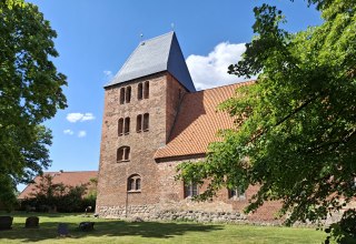 Au&szlig;enansicht Kirche Schlagsdorf // &copy; Kirche Schlagsdorf / Blumenschein