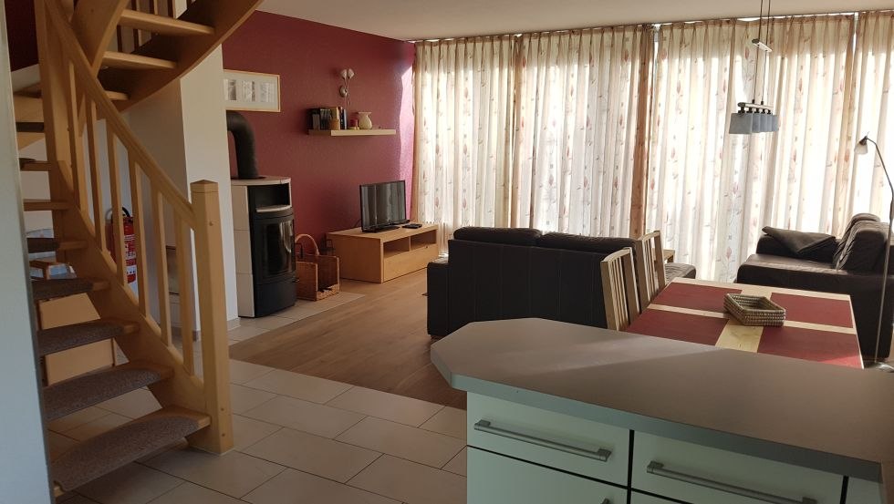 Wohnzimmer im Ferienhaus Qu&auml;kenp&uuml;ker // &copy; alpina Aktiengesellschaft Garten-, Landschafts-, Sportplatzbau