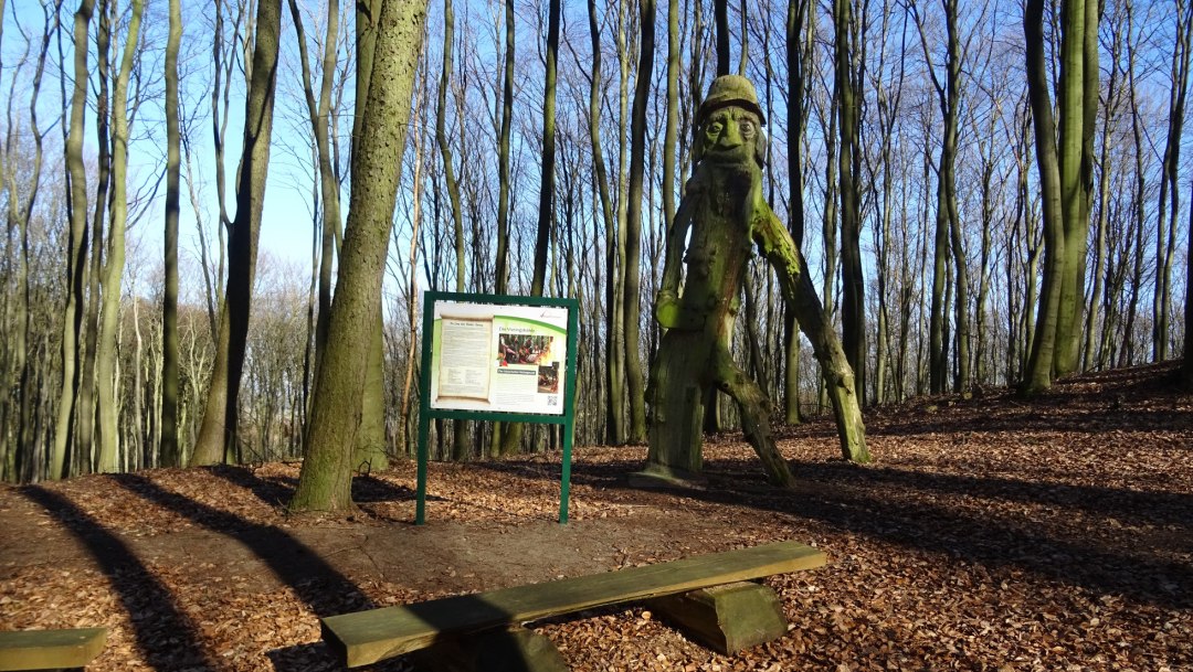 Rastplatz mit Sagentafel und Figur des R&auml;uber Vieting, &copy; Stadt Parchim