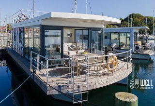 Hausboot mit Terrasse // &copy; Lars Franzen