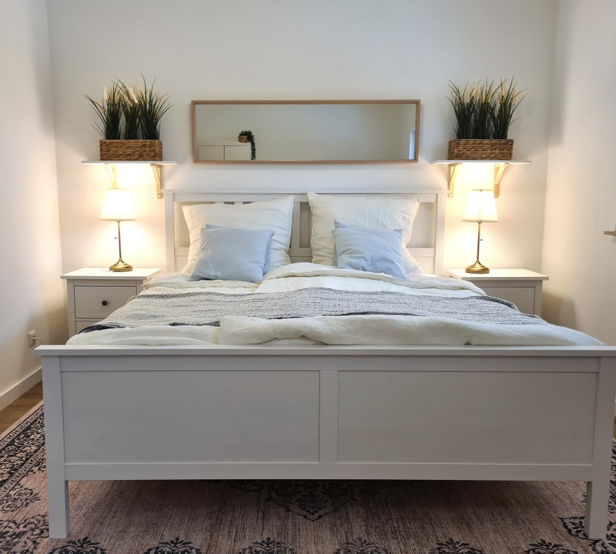 Kingsize-Bett im Schlafzimmer // &copy; Bild vom Eigent&uuml;mer