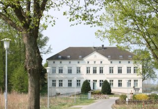 Blick von der Zufahrtsstraße auf das Herrenhaus // © Klaus-Dieter Bartsch Blick von der Zufahrtsstraße auf das Herrenhaus // © Klaus-Dieter Bartsch