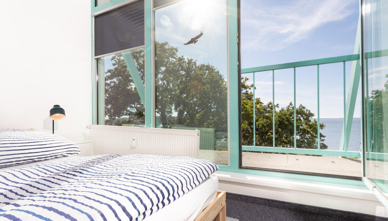 Helles Schlafzimmer mit Blick auf den Bodden, perfekt f&uuml;r Erholung nach einem produktiven Arbeitstag., &copy; Project Bay
