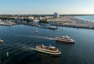 Ostsee vor Warnem&uuml;nde mit Blick auf den Strand und Hotel NEPTUN, &copy; Hotel NEPTUN