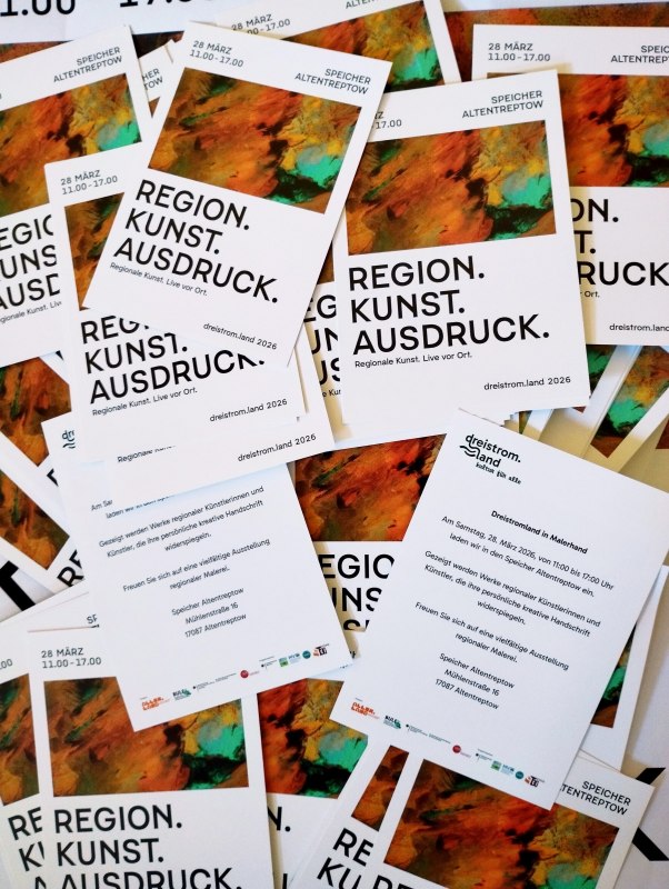 Die Flyer von &bdquo;dreistrom.land in Malerhand&ldquo; liegen bereit und wecken Lust auf die kreative Ausstellung., &copy; Ricarda Heibel