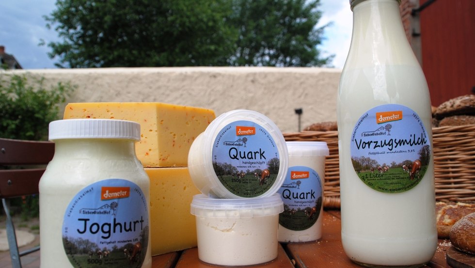 Producten van de boerderij: Yoghurt, kwark, voorgegiste melk, brood en broodjes uit de houtoven, © Cafè 7 Producten van de boerderij: Yoghurt, kwark, voorgegiste melk, brood en broodjes uit de houtoven, © Cafè 7