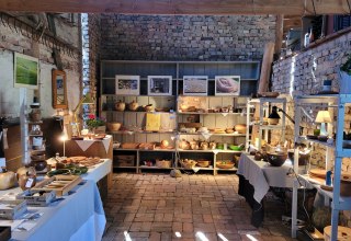 Blick auf die Ausstellung in der Scheune, &copy; Karina Ihlenburg