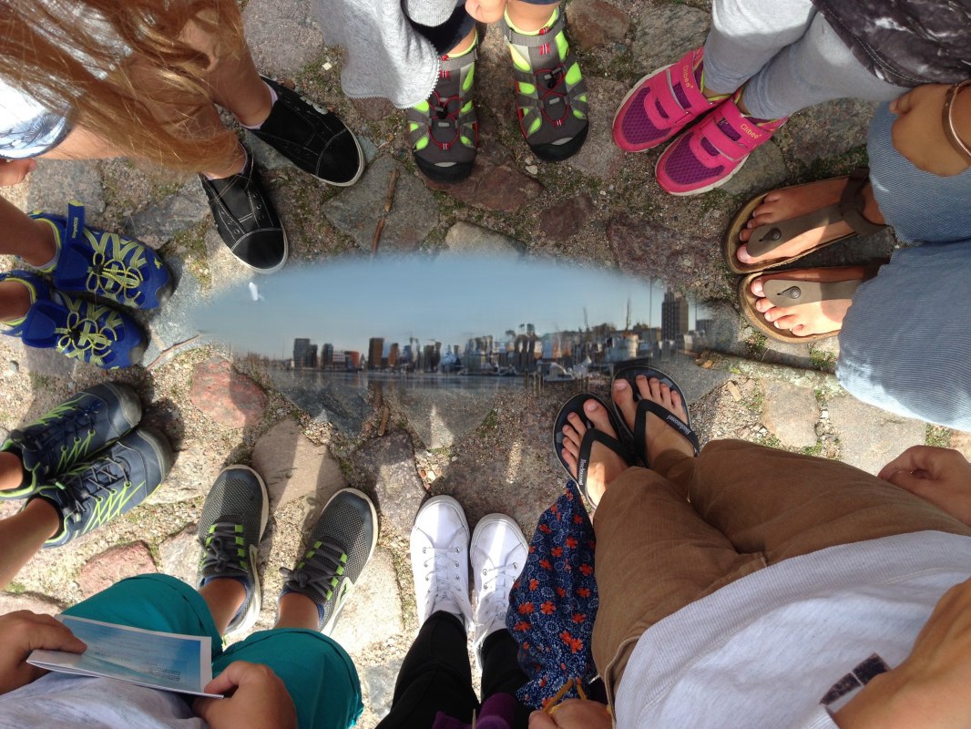 Zu Fu&szlig; entdecken wir mit Spielen und R&auml;tseln Warnem&uuml;nde und leben uns danach kreativ aus! // &copy; JSB e. V.