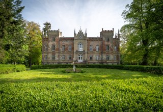 Het landhuis is gebouwd in de Tudor-gotische stijl. // © Herrenhaus Vogelsang / DOMUS Images Alexander Rudolph Het landhuis is gebouwd in de Tudor-gotische stijl. // © Herrenhaus Vogelsang / DOMUS Images Alexander Rudolph