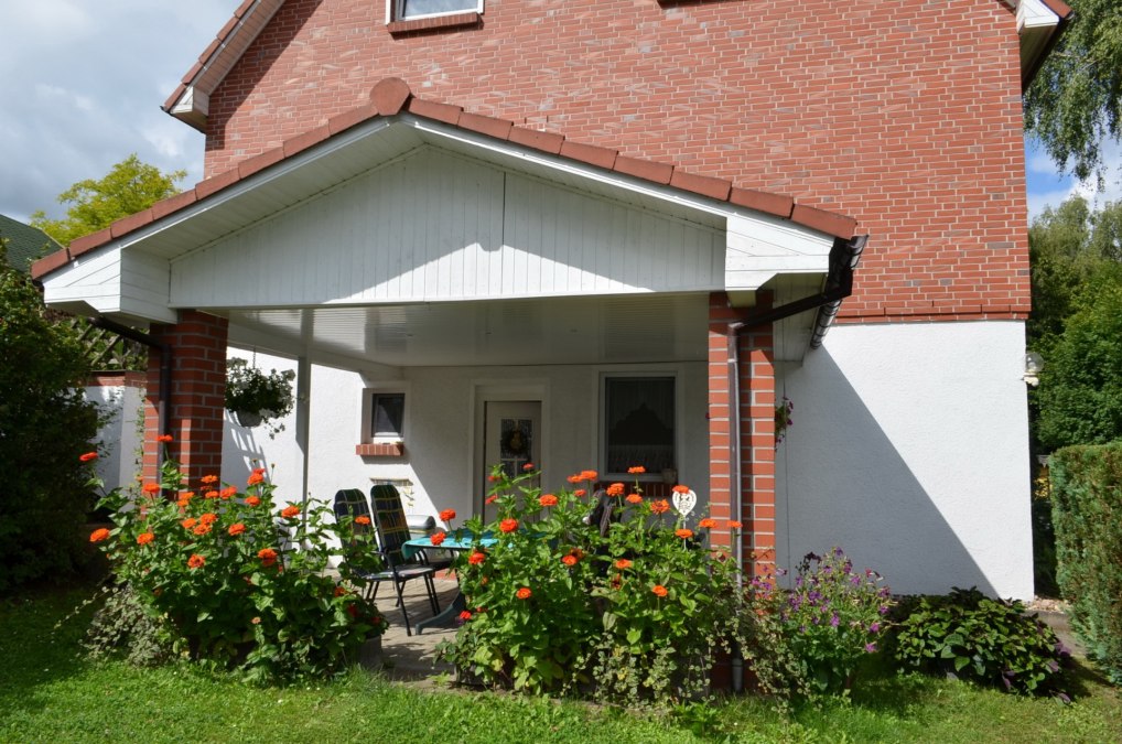 Separater Eingang mit überdachter Sitzecke, © Schmidt Separater Eingang mit überdachter Sitzecke, © Schmidt