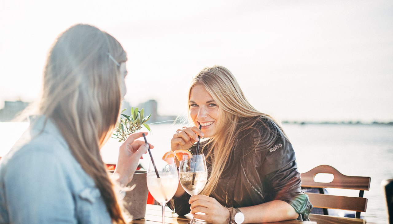 Sommerterasse an der Kaikante, © Ottos/Dan Petermann Sommerterasse an der Kaikante, © Ottos/Dan Petermann