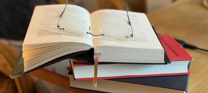 B&uuml;cherstapel mit Lesebrille // &copy; Axel Fischer