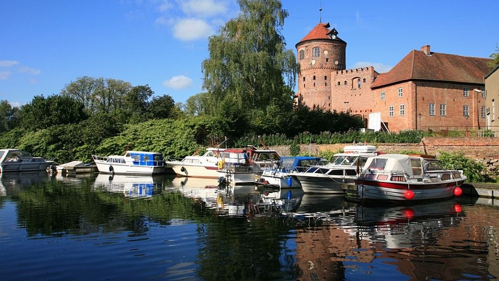 Rast an der Marina und Burg Neustadt-Glewe // © Tourismusverband Mecklenburg-Schwerin e.V. Rast an der Marina und Burg Neustadt-Glewe // © Tourismusverband Mecklenburg-Schwerin e.V.