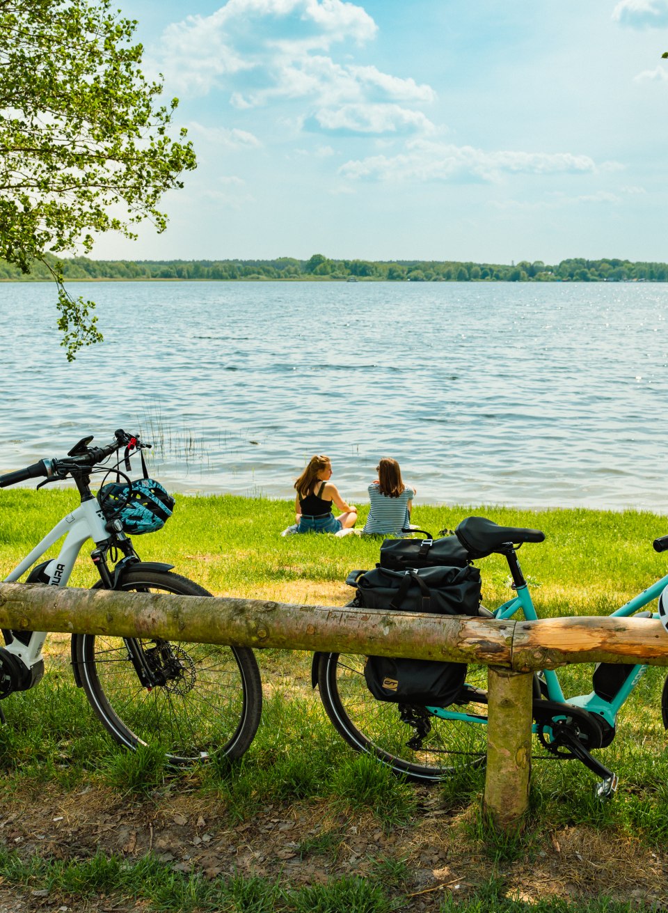 Mutter und Tochter sitzen auf der Wiese an der Badestelle am Jabelschen See