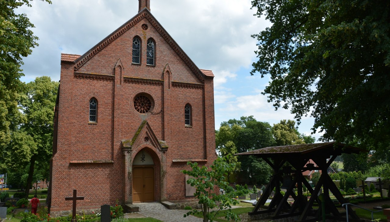Dorfkirche Plate mit Glockenturm, © Foto: Karl-Georg Haustein Dorfkirche Plate mit Glockenturm, © Foto: Karl-Georg Haustein