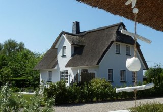 Au&szlig;enansicht Ferienhaus Silberm&ouml;we // &copy; Ferienh&auml;user Salzhaff-Romantik