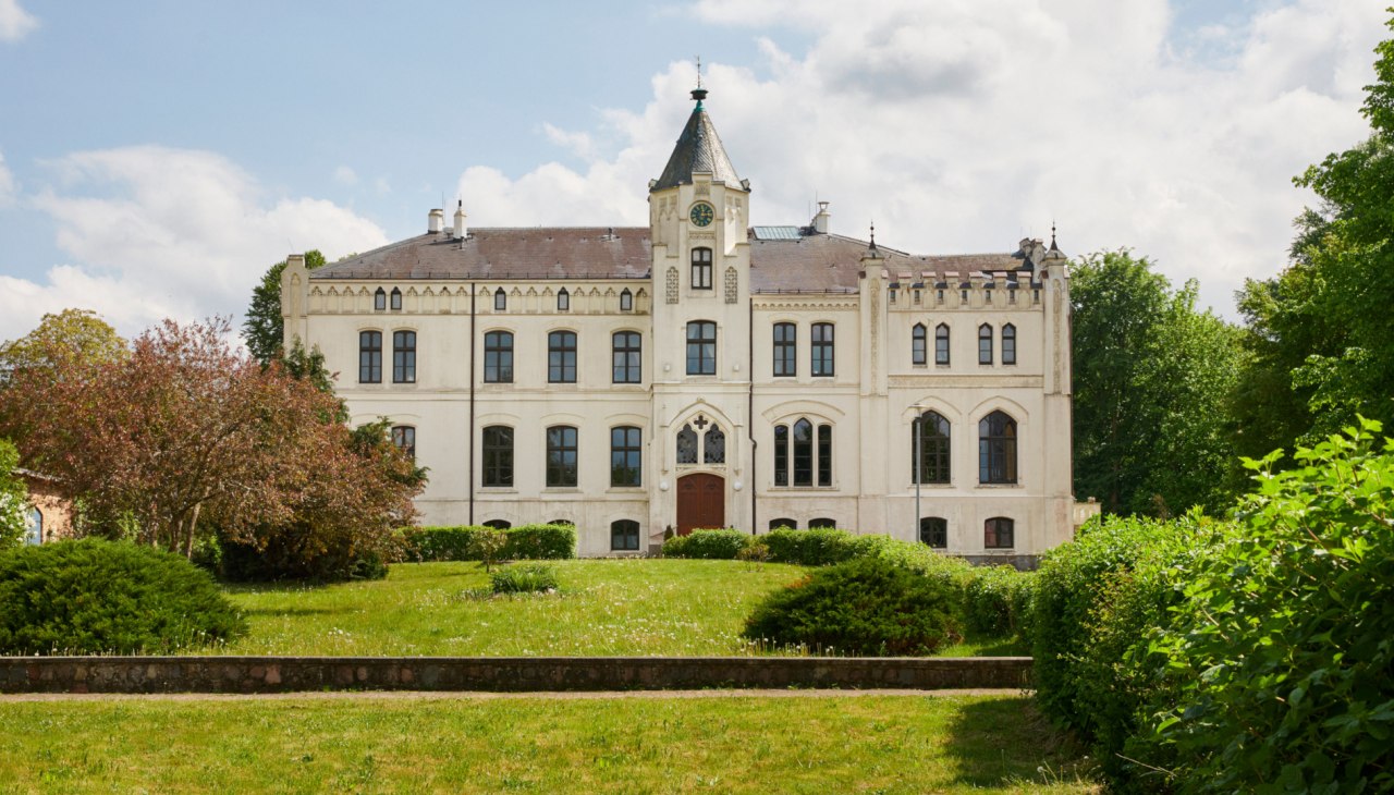 Herrenhaus Viecheln, erbaut 1869 im Neo-Gothischen Thurdor Stil, © Till Kleine-Möller Herrenhaus Viecheln, erbaut 1869 im Neo-Gothischen Thurdor Stil, © Till Kleine-Möller