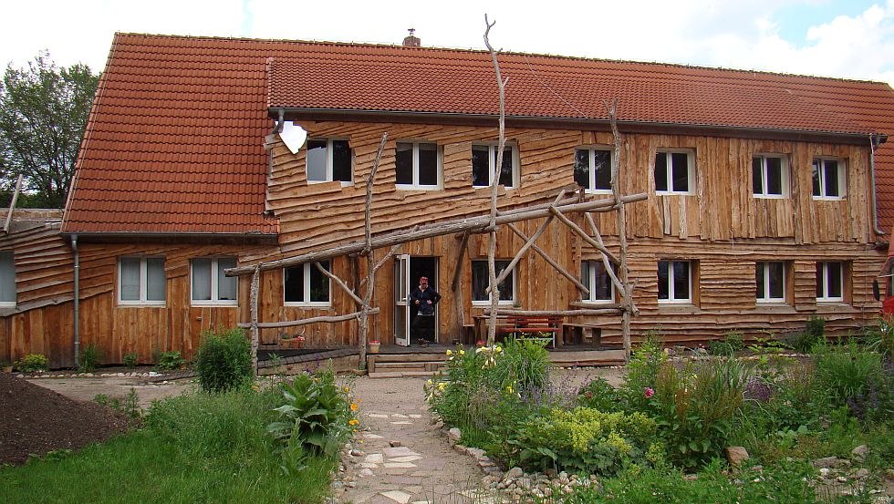 Houten huis met gastenverdieping, 20 bedden en seminarieruimte // © Bauspielplatz Schwerin e.V. Houten huis met gastenverdieping, 20 bedden en seminarieruimte // © Bauspielplatz Schwerin e.V.