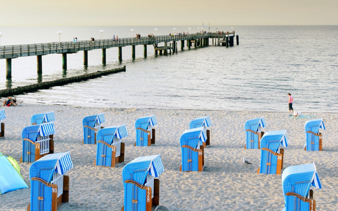 Fiets naar de kust - geniet van het uitzicht op zee tussen de blauw-wit gestreepte strandstoelen en de pier in Heiligendamm aan de Oostzee. // &copy; Francesco Carovillano