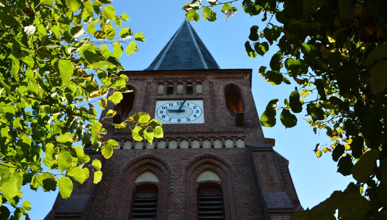 Blick zur Kirchturmuhr der Dorfkirche Sukow, &copy; Foto: Karl-Georg Haustein