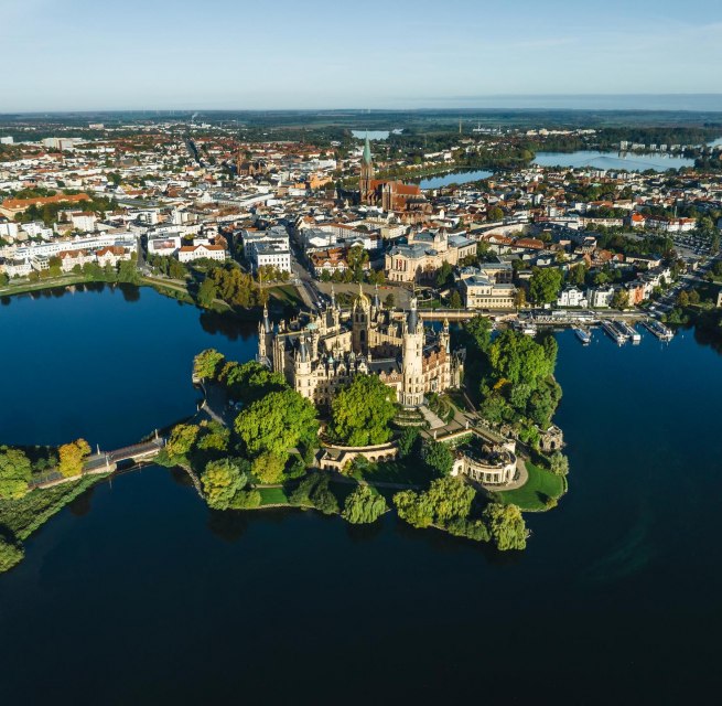 Das Schweriner Schloss zum Sonnenaufgang aus der Luft // © MV-T/Gross Das Schweriner Schloss zum Sonnenaufgang aus der Luft