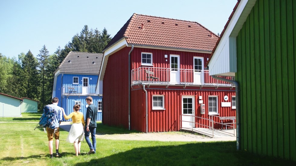 Nicht Schweden, sondern Dar&szlig;! Unsere kunterbunten Bungalows mitten im Dar&szlig;er Urwald, &copy; DJH MV / Danny Gohlke