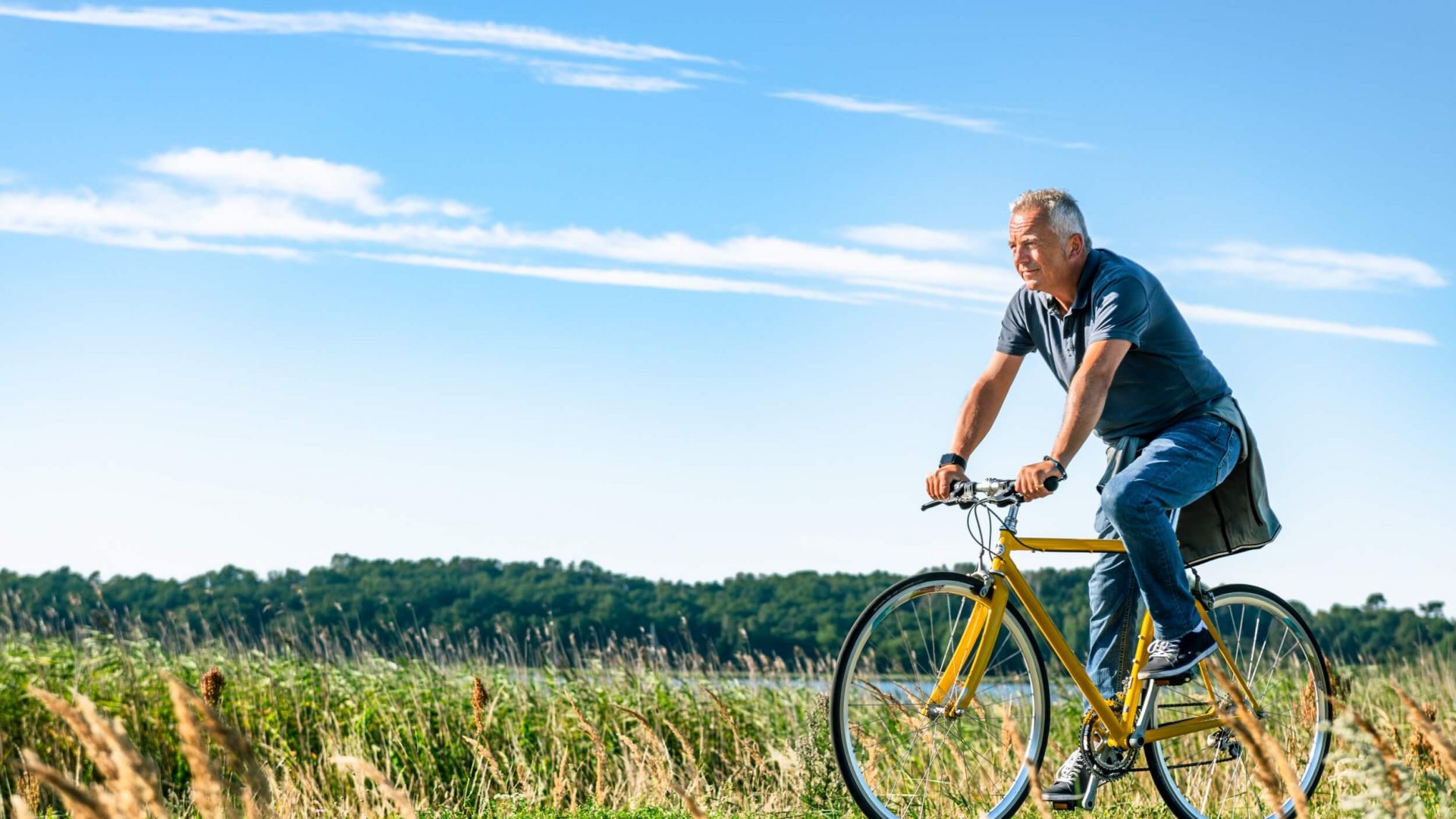 Een fietser in de zon op R&uuml;gen