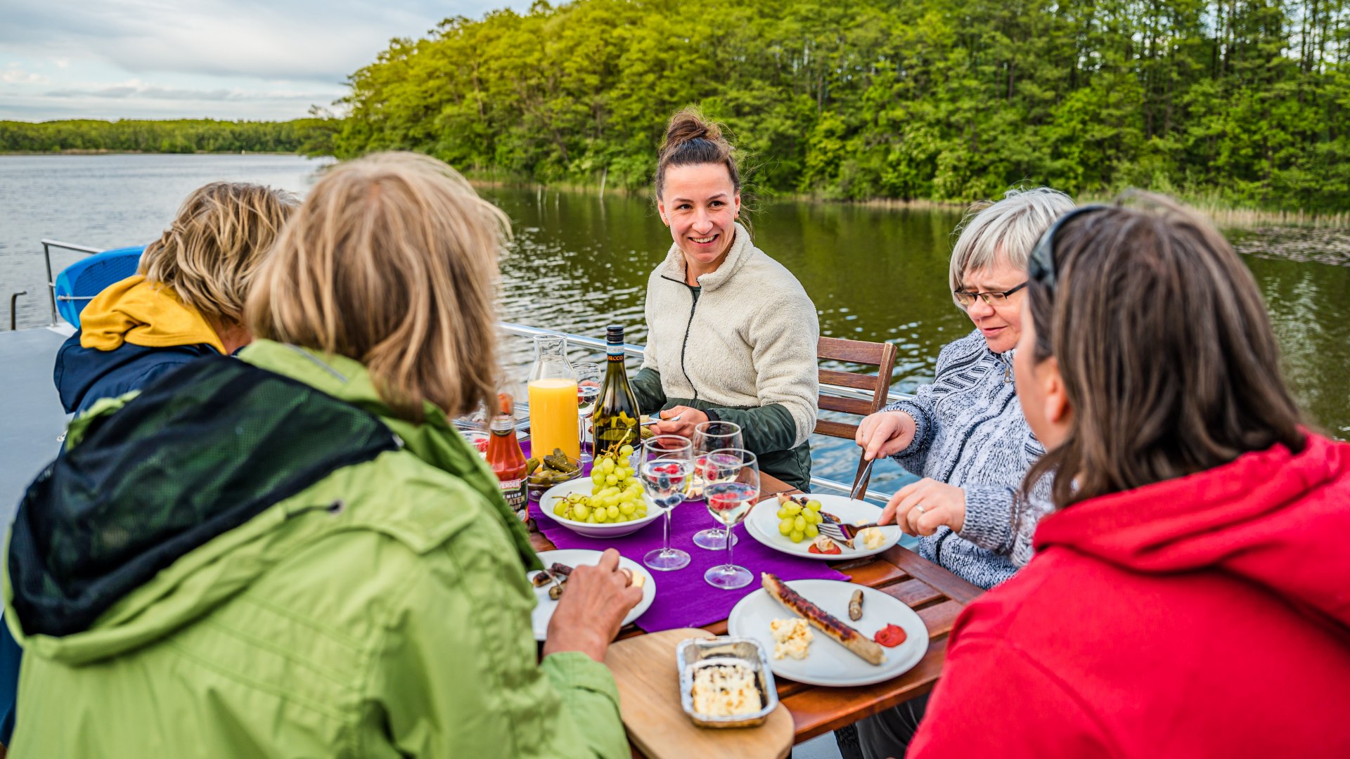 Proost op vriendschap, proost op de woonboot! De vrienden komen in de stemming voor de avond met Prosecco. // &copy; MV-T/Tiemann
