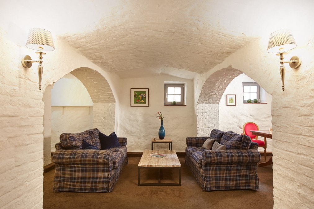 Platz f&uuml;r gemeinsame Spieleabende und ein gem&uuml;tliches Pl&auml;uschen im Gew&ouml;lbekeller auf Gut Vorbeck, &copy; Gut Vorbeck / Thomas Mandt