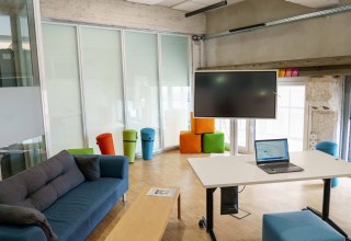Seminarraum im InnovationPort Wismar mit Bildschirm, Laptop und Sitzecke // © InnovationPort Wismar Seminarraum im InnovationPort Wismar mit Bildschirm, Laptop und Sitzecke // © InnovationPort Wismar