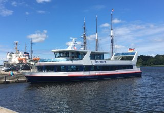 Mit dem Kapitän Olaf Schütt auf dem Flaggschiff "Rostocker 7" unterwegs. // © Rostocker Flotte/Olaf Schütt Mit dem Kapitän Olaf Schütt auf dem Flaggschiff "Rostocker 7" unterwegs. // © Rostocker Flotte/Olaf Schütt