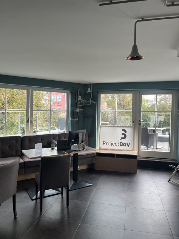 Gem&uuml;tlicher Arbeitsbereich mit gro&szlig;er Fensterfront und modernem Design. // &copy; Michelle Dynio