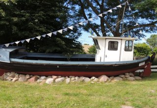 altes Fischerboot vor dem Dorfteich // &copy; Kurverwaltung Insel Poel