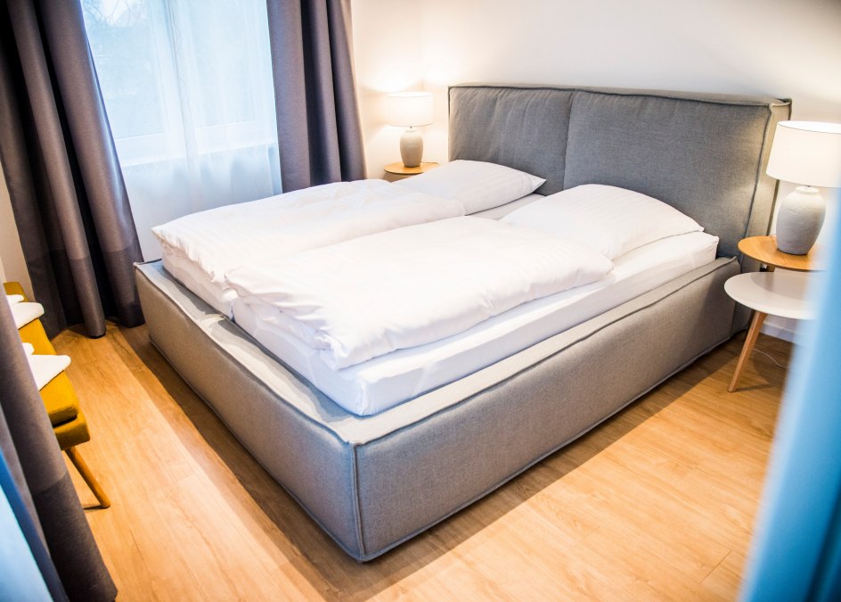 Ein Schlafzimmer ist mit Doppelbett, das zweite jeweils mit zwei Einzelbetten ausgestattet, © Lichthof Neubrandenburg Ein Schlafzimmer ist mit Doppelbett, das zweite jeweils mit zwei Einzelbetten ausgestattet, © Lichthof Neubrandenburg