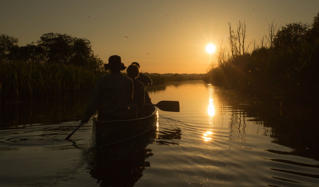 Die Abendstimmung auf dem Fluss im Kanu erleben // &copy; Angelika Reifarth