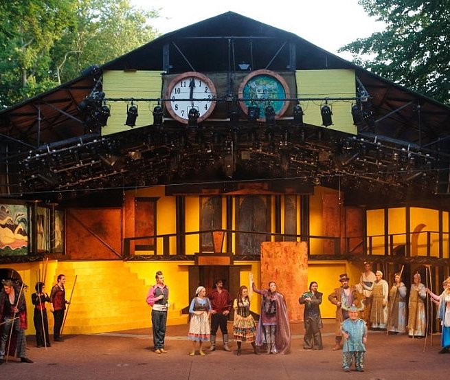 Op het Vineta Festival op het podium aan de Oostzee in Zinnowitz wordt het verhaal van de strijd niet alleen met woorden, maar ook met muziek en dans verteld. // &copy; Jens Koehler/Vorpommersche Landesb&uuml;hne